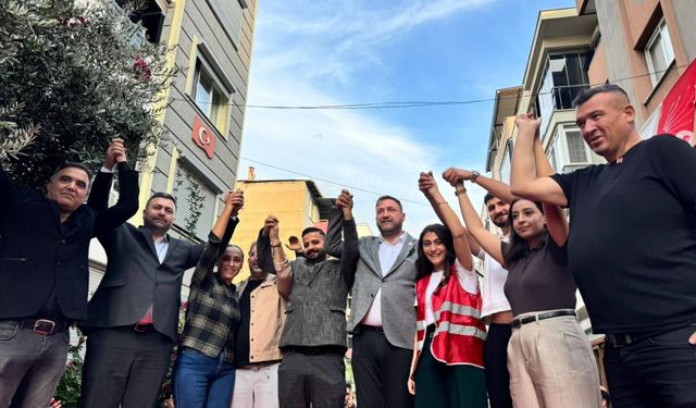 İzmir'de YENİ Parti'den istifa eden yaklaşık 200 kişi CHP'ye katıldı