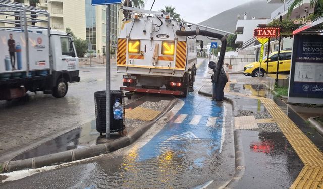 Marmaris Belediyesi ekiplerinden sağanak mesaisi