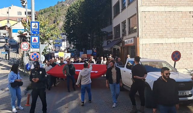 Murgul'da 'Siyanüre Hayır' yürüyüşü: 'Hanginiz çocuğunuzun saçının telini paraya değişirsiniz?'