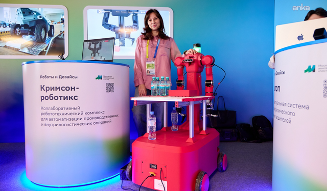Temizlik robotları Rus Havalimanı ve AVM'lerinde göreve başladı