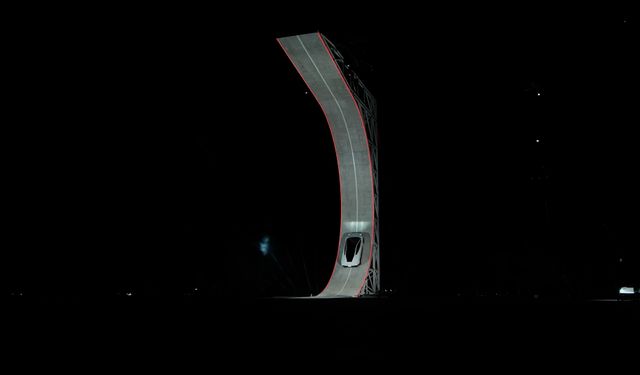 Tesla, hava jetleriyle yerden yükselebilen yeni Roadster'ı tanıttı