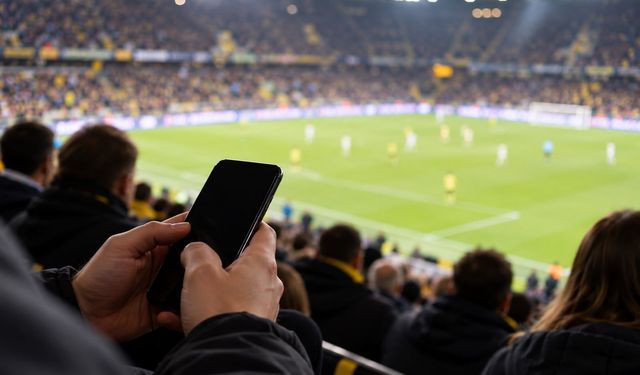 Stadyumda telefonunu kullanmayana forma hediye edilecek