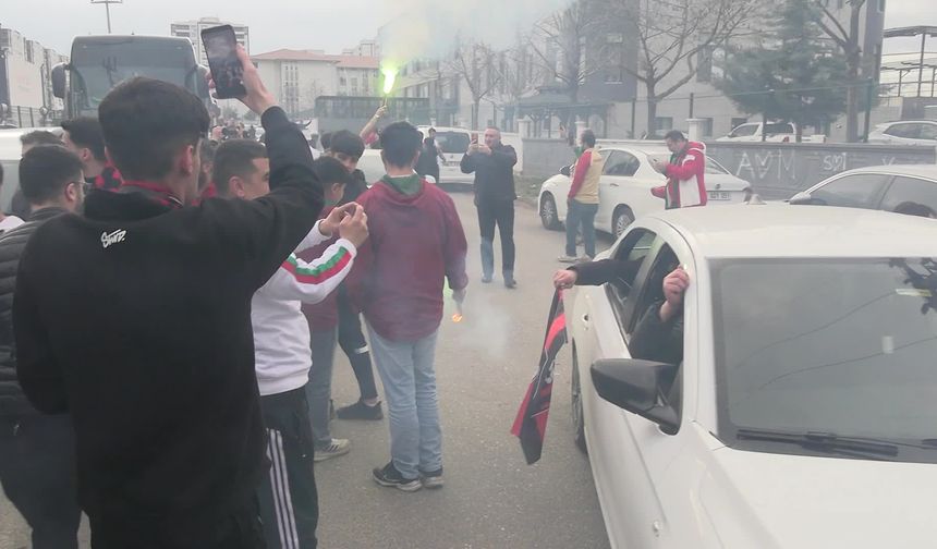 Diyarbakır'da 'bölge derbisi' öncesi Vanspor taraftarlarına coşkulu karşılama.. Eş Başkan Bucak: Tekçi ve ırkçı anlayışa karşı tek olduk