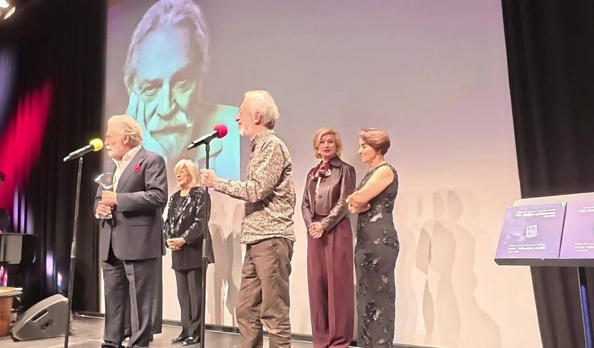 Türkiye-Almanya Film Festivali'nin Onur Ödülü Haluk Bilginer'e verildi... Bilginer: Utanmayı bilmeyenler yönettikçe dünya daha kötüye gidecek