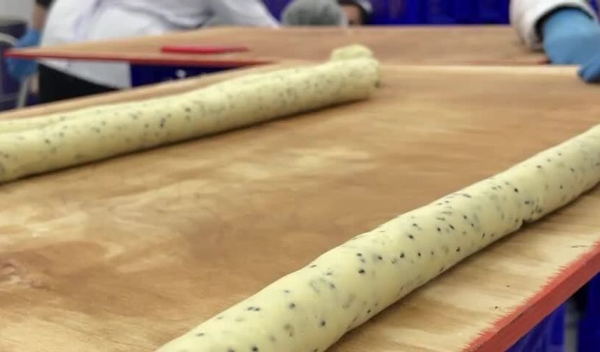 Adıyaman Belediyesi, geleneksel lezzet olan bayram peksimetini vatandaşla buluşturuyor