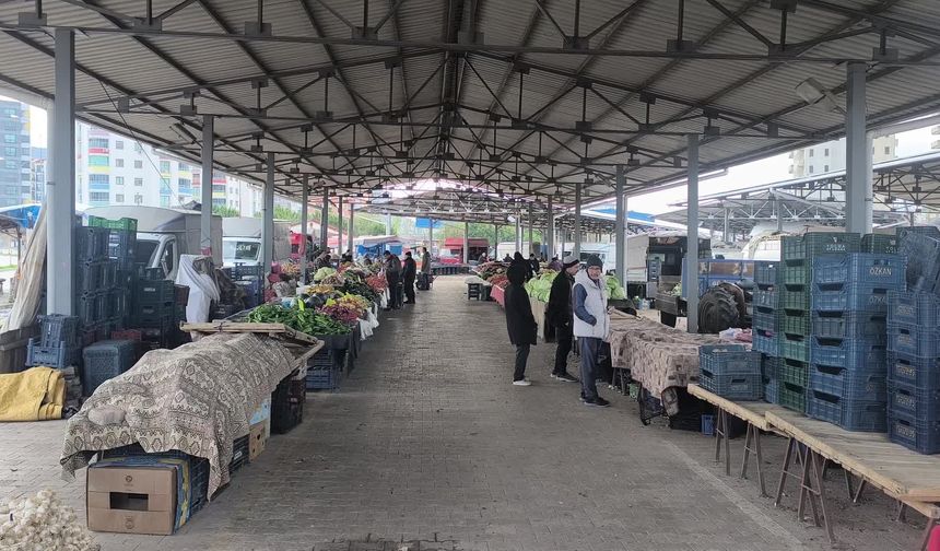 Akaryakıta zam pazar tezgahlarına yansıdı... Esnafı Büyükevren: 'Emanet arabalarıyla malımı getirip götürüyorum. Sıkıntımız çok büyük'