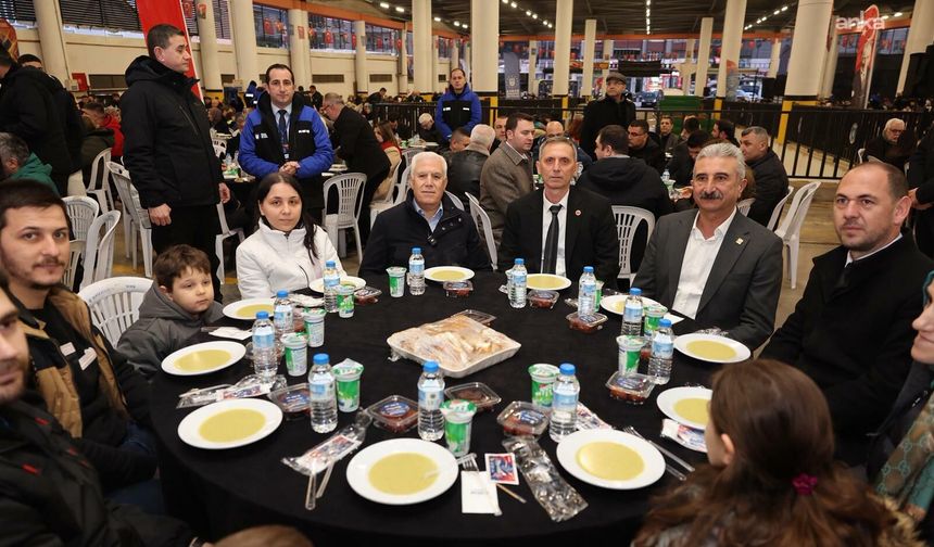 Bursa Büyükşehir Belediye Başkanı Bozbey, Yıldırım ilçesinde vatandaşlarla iftar yaptı