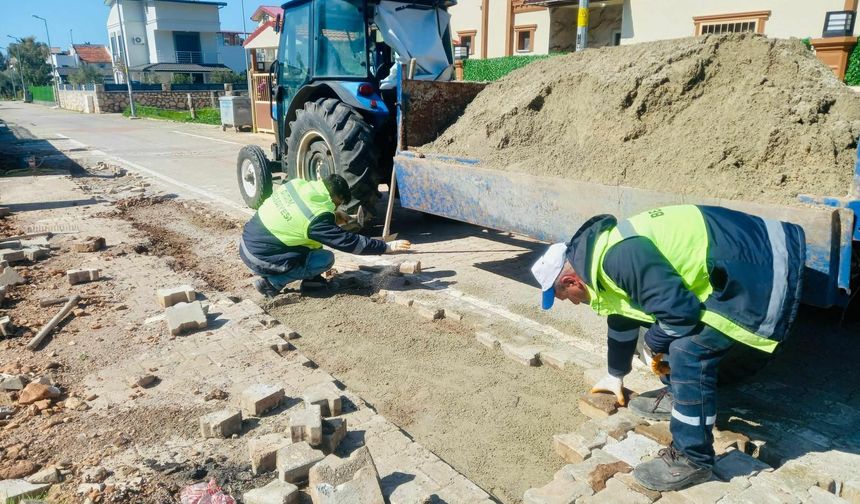 Didim Belediyesi ekiplerinden Akbük'te yol düzenleme çalışması