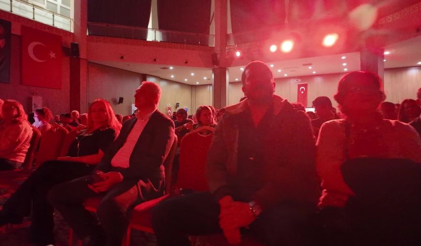 Yüreğir'de sahnelenen 'Pir Sultan Abdal' oyununa tiyatroseverlerden yoğun ilgi