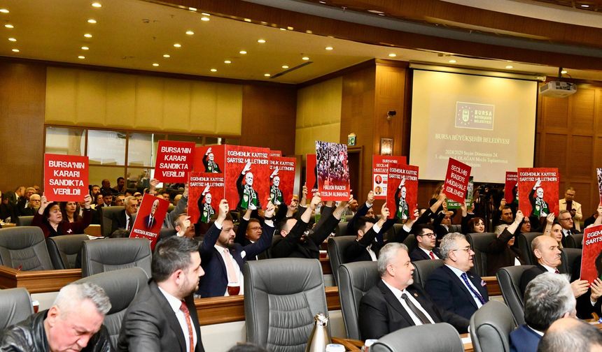 Bursa Büyükşehir Meclisi'nde Bozbey protestosu: CHP'li üyeler dövizlerle tepki gösterdi