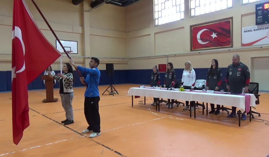 Millî Kadın Futbol Takımı, İsviçre maçı için bulunduğu Sinop'ta öğrencilerle bir araya geldi