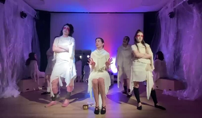 Berlin'de feminist kadınlar tiyatro grubu Divan'ın 'İN MİR' oyunu sahnelendi