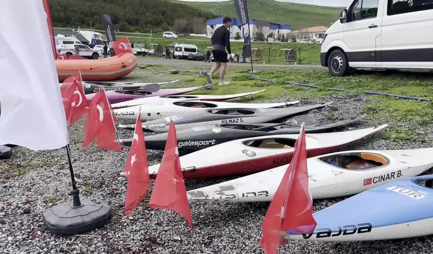 Çıldır Gölü'nde kanolar 19 Mayıs'ta suyla buluştu
