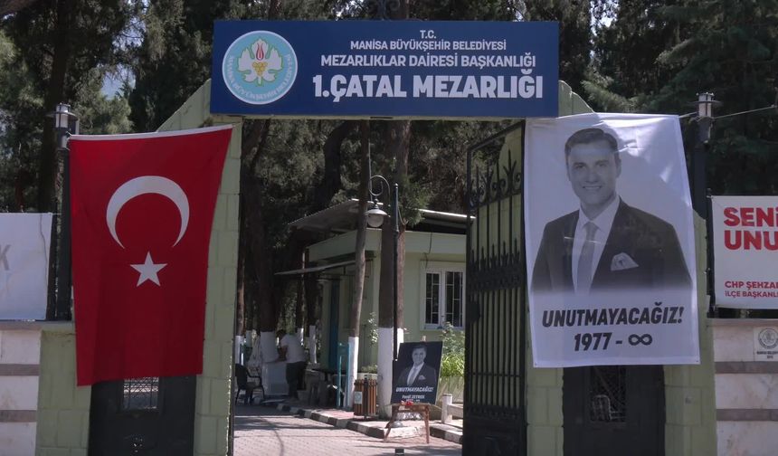 Ferdi Zeyrek'in vefatının birinci yılında mezarı başında dualar edildi: Hem acı bıraktı hem de iz bıraktı