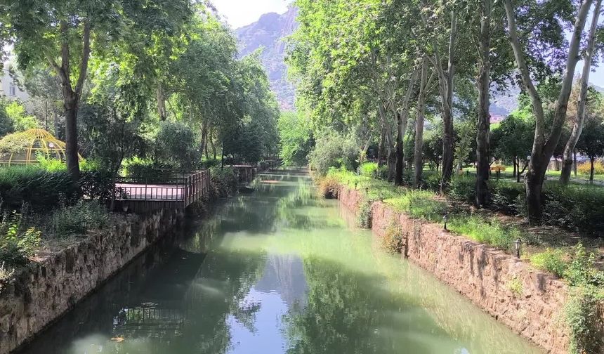 Kozanlı emeklilerin tatil hayali geçim sıkıntısına takılıyor: 'Aldığımız torunların harçlığına yetmiyor'