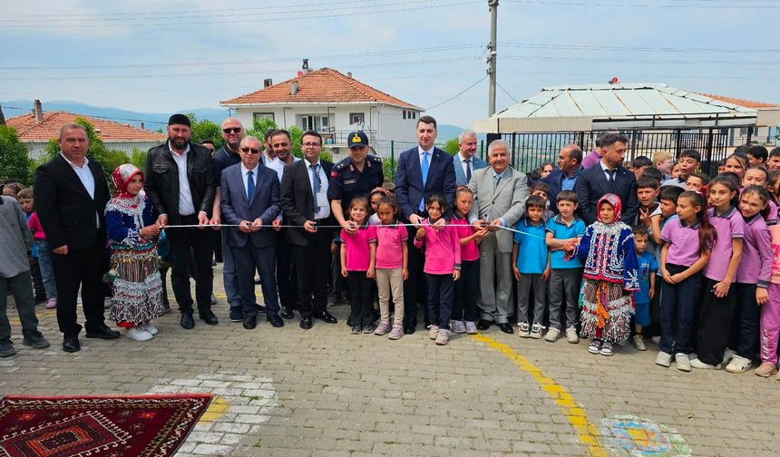 Türkiye'nin 237 projesi arasında yer alan '10'lar Keşfediyor' Sındırgı'da bilim yolculuğuna başladı