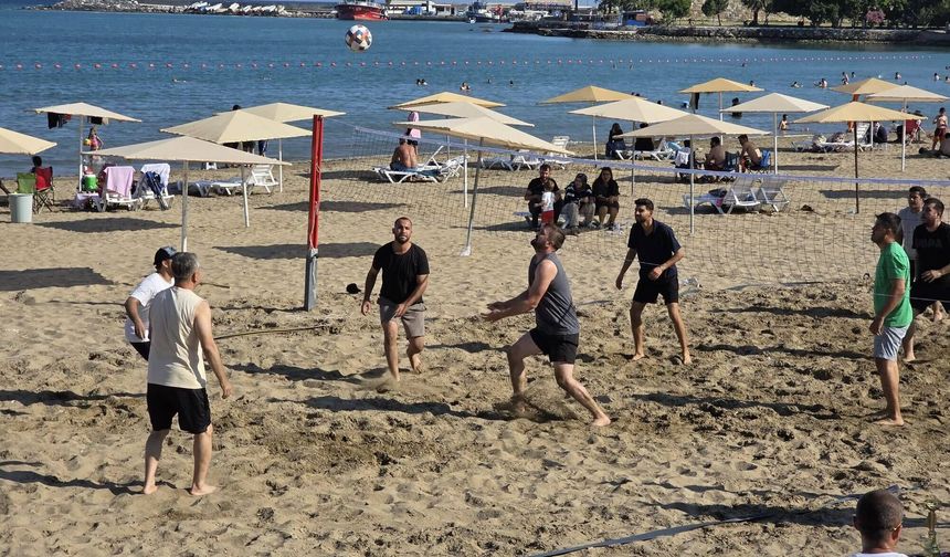 Yumurtalık Belediyesi Kurumlar Arası Plaj Voleybolu Turnuvası'nda renkli görüntüler