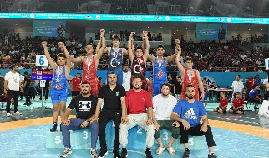 Bursa Büyükşehir Belediyesporlu güreşçiler, Ankara'dan 14 madalya ile döndü