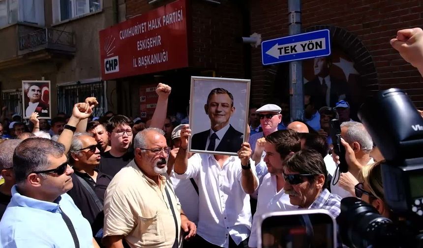 Eskişehir'de CHP'liler partinin anahtarını İl Seçim Kurulu'nun kapısına bağladı
