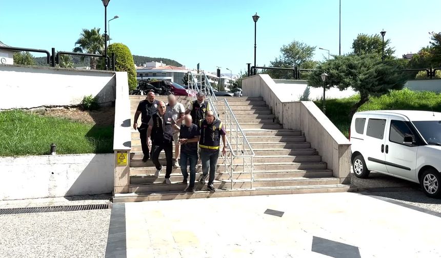 Eski emniyet müdürüne parke taşı suçlaması