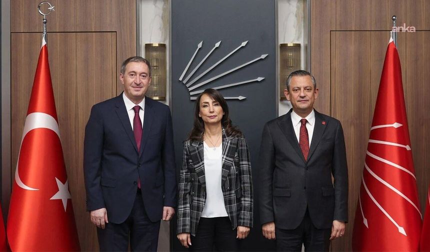 Tülay Hatimoğulları ve Tuncer Bakırhan'dan, YENİ Parti Kurucu Genel Başkanı Özel'e tebrik