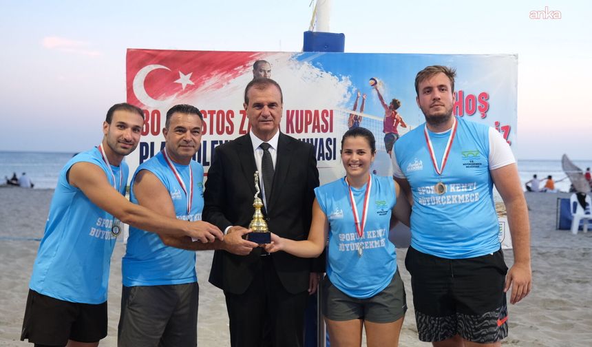 Büyükçekmece'de 'Zafer Kupası Plaj Voleybolu Turnuvası' tamamlandı