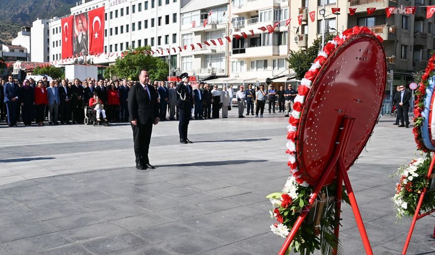 Manisa'da Zafer Bayramı coşkusu, Cumhuriyet Meydanı'nda başladı