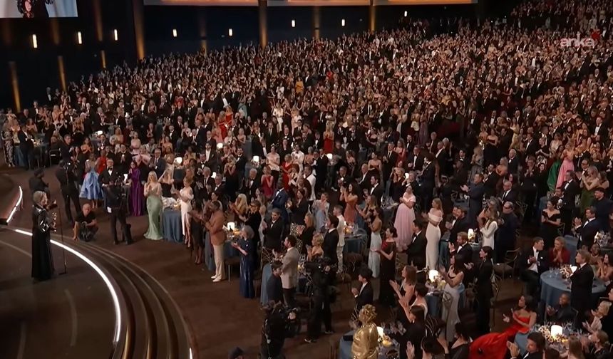 Emmy gecesine Matthew Rhys damgası: Bir gecede iki ödül aldı