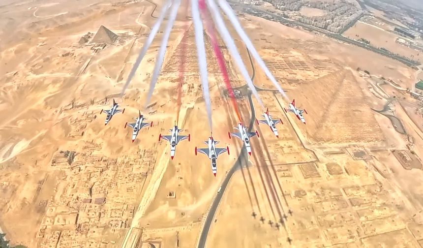 Türk Yıldızları'ndan Mısır Piramitleri üzerinde gösteri uçuşu