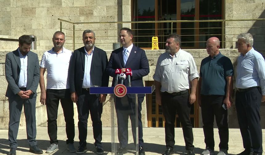 Umuk Akdoğan, servis aracının direksiyonuna geçti: 'Geçen yıldan bu yıla 7 litre, son seçimden bu yana 40 litre mazotumuzu kim çaldı?'