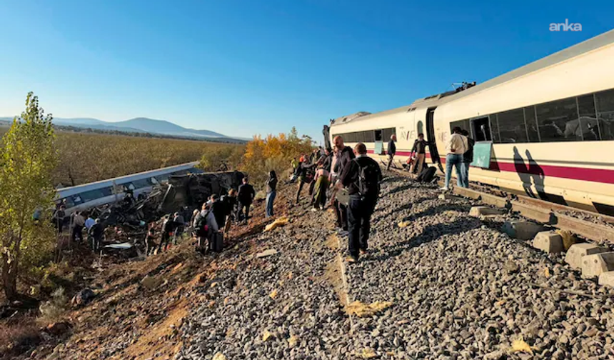 İspanya'da iki yüksek hızlı tren çarpıştı: En az 30 kişi hayatını kaybetti