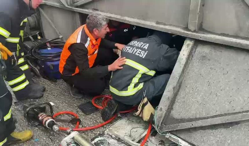 Isparta-Antalya Dereboğazı yolunda otobüs devrildi: 1 ölü, 8 yaralı