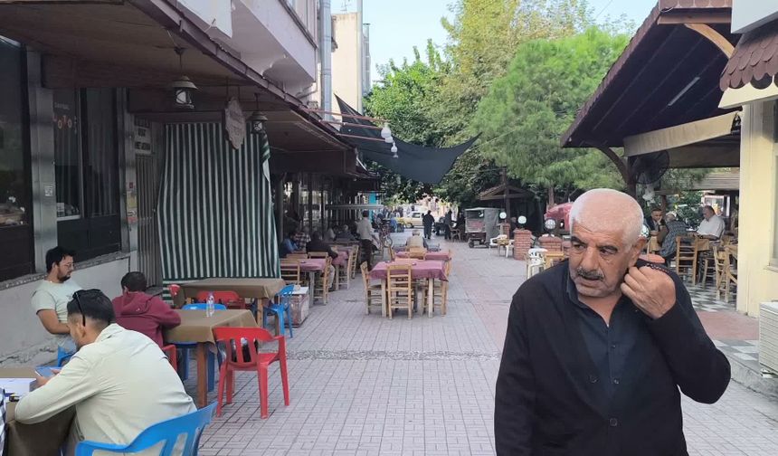 Kadirli'de emekliler aylıklarına tepki gösterdi: 'Adamların cebinde çay parası yok'