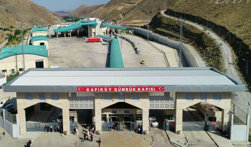 Kapıköy Gümrük Kapısı Türk TIR'larına açıldı, İran ile karşılıklı geçişler başladı