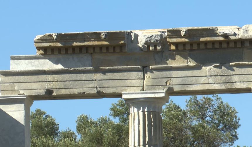 Teos'un taşları 2 bin 200 yıllık tarihi gün yüzüne çıkarıyor