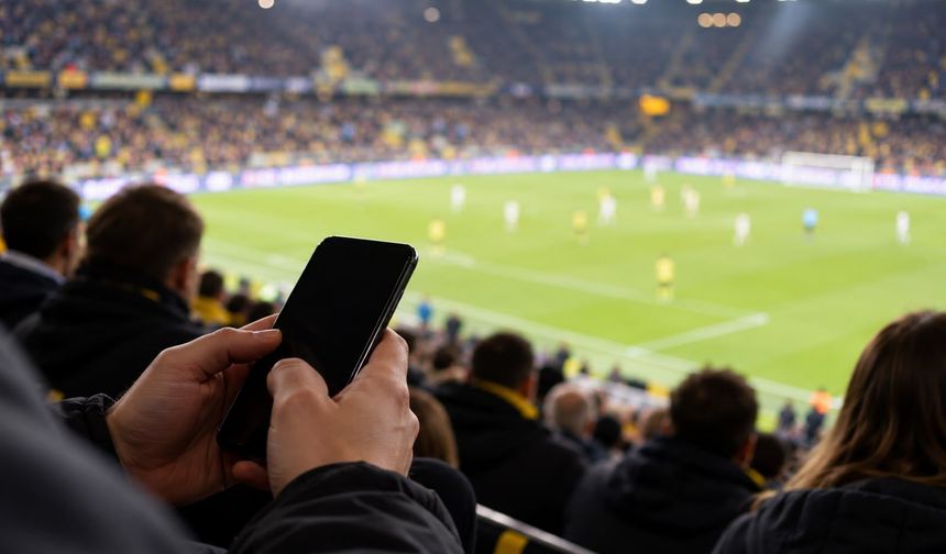Stadyumda telefonunu kullanmayana forma hediye edilecek
