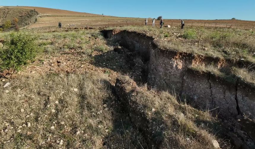 Yozgat'ta tarım arazisinde derin yarıklar oluştu