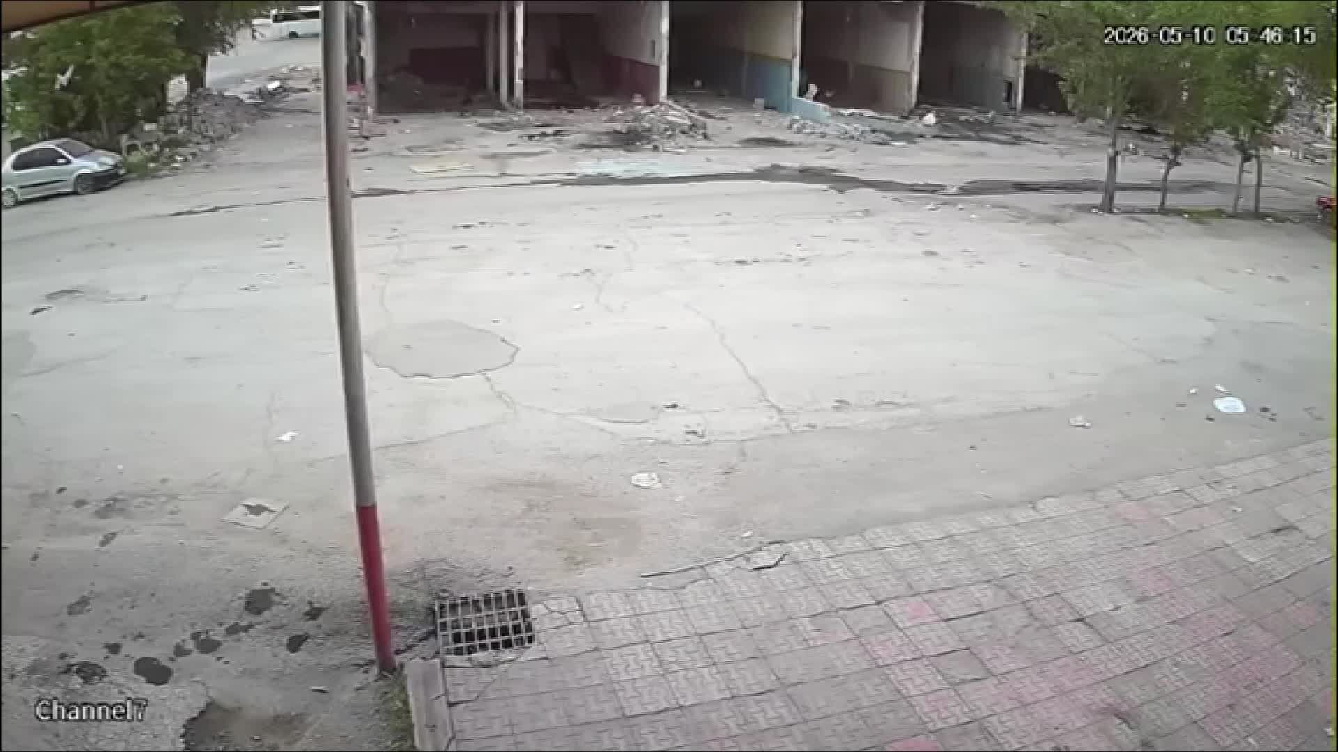 Elektrik direğine çıkan hurdacı hayatını kaybetti