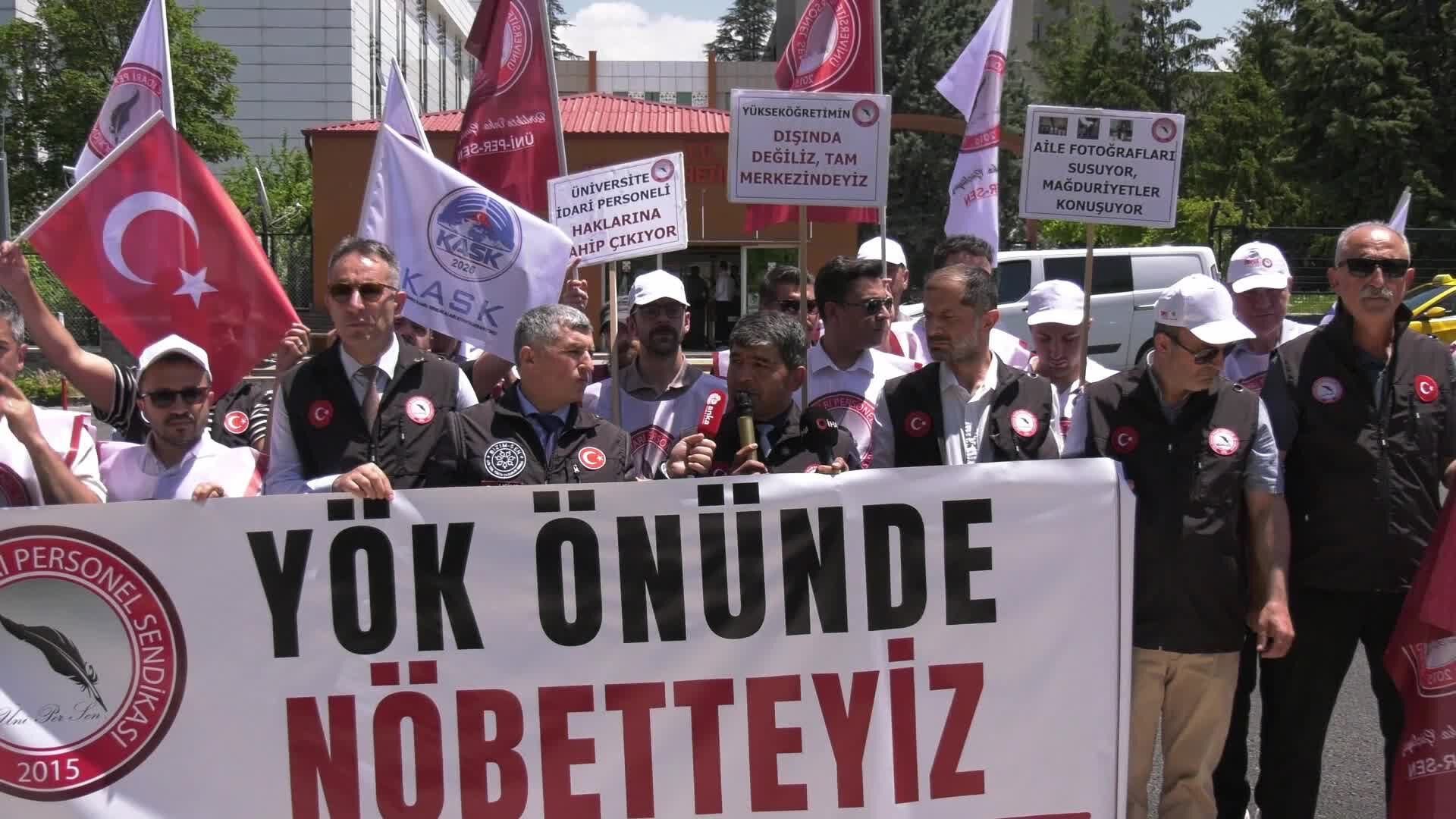 ÜNİPERSEN üyeleri 'aile bütünlüğü ve adil tayin' talebiyle YÖK önünde eyleme başladı: 'Siz Cumhurbaşkanı'na da yalan söylemişsiniz'