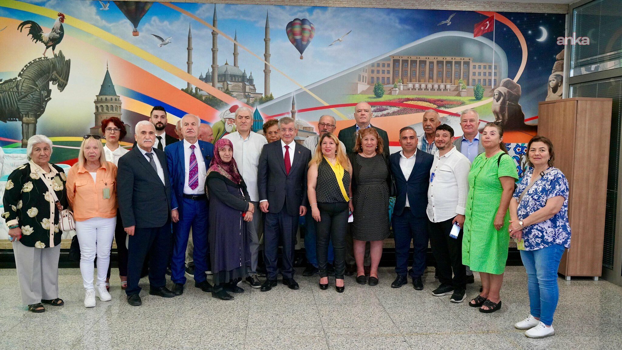 Davutoğlu, staj ve çıraklık mağdurları ile emekli temsilcilerini TBMM'de ağırladı