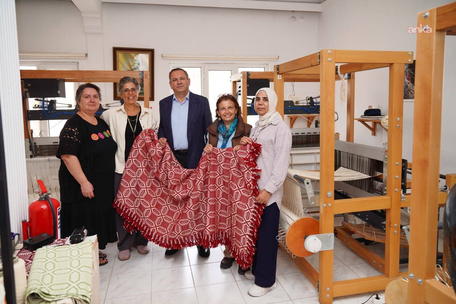 Ayvalık'ta kadınlar Girit battaniyesini gelecek kuşaklara taşıyor