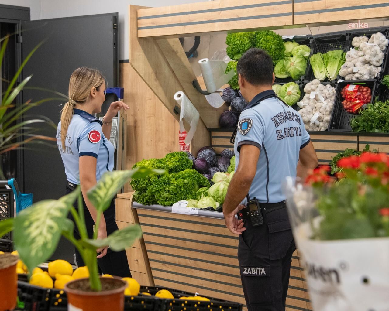 Kuşadası'nda zincir marketlerde gıda ve hijyen denetimi