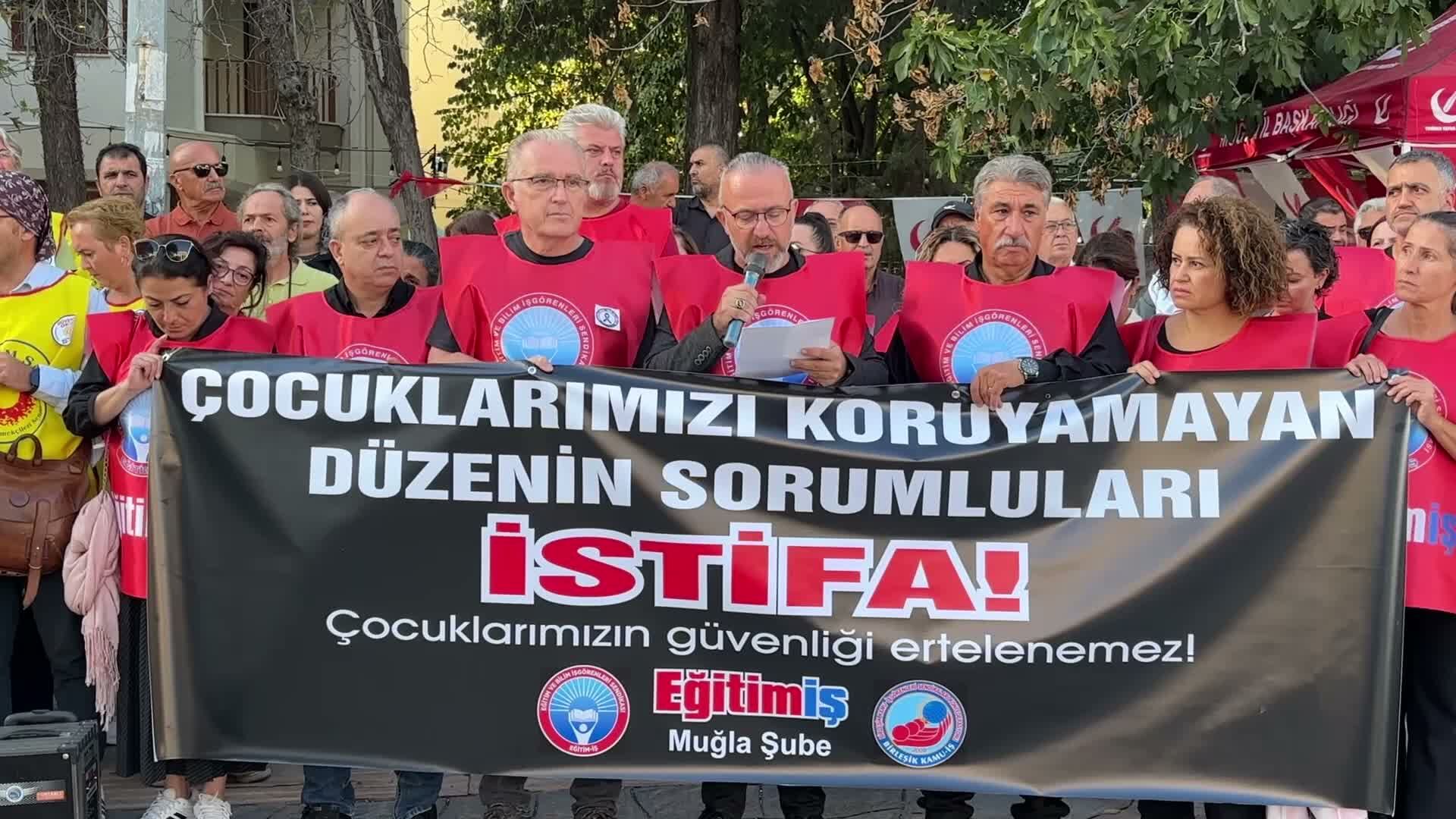 Muğla'da eğitimcilerden Turgutlu'daki saldırıya tepki: Güvenli okul, güvenli gelecek