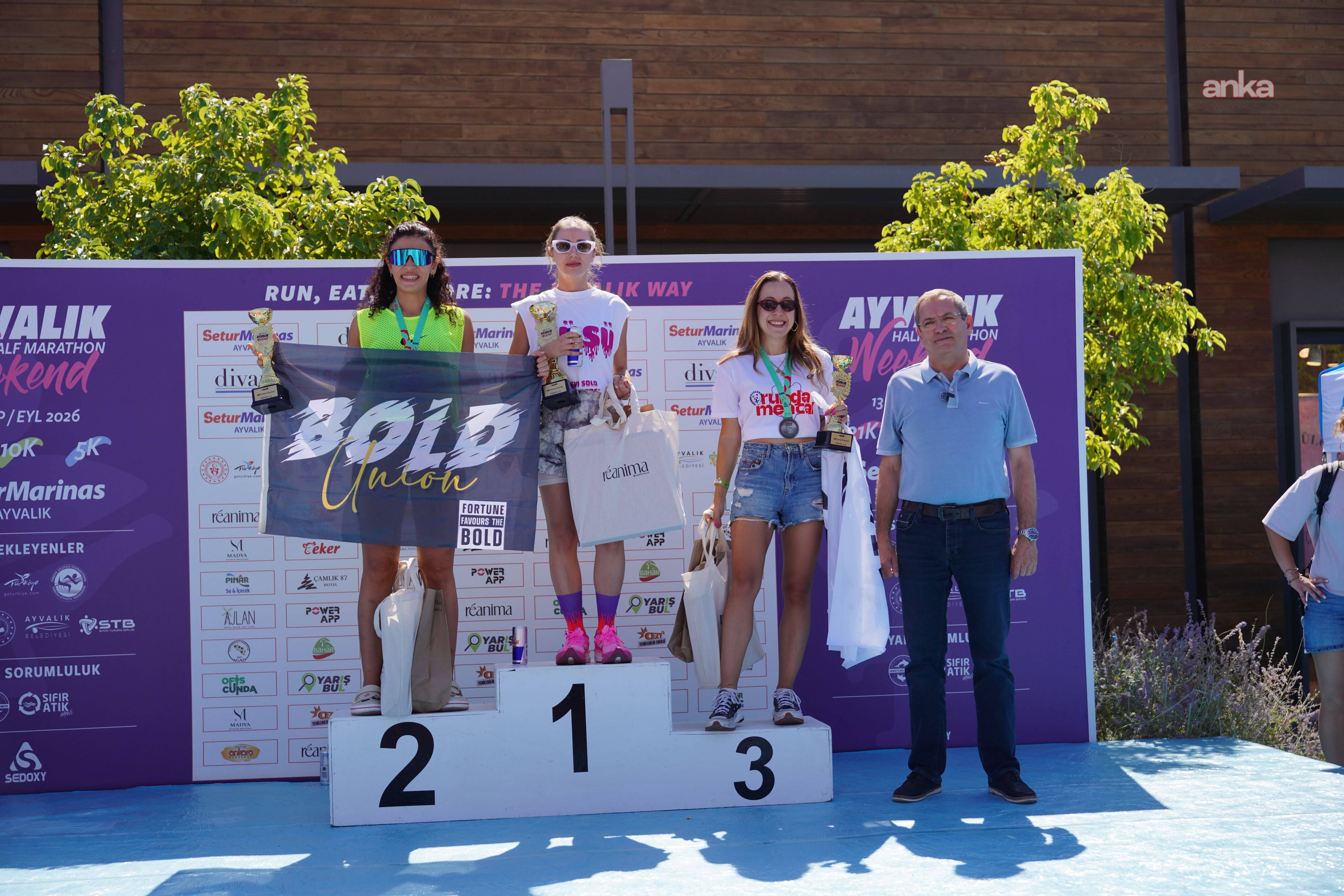 'Uluslararası Ayvalık Kurtuluş Yarı Maratonu' şampiyonları ödüllerini aldı