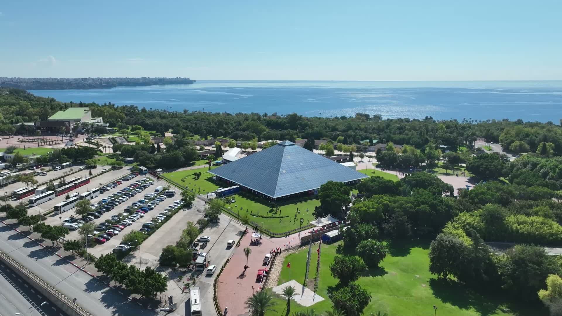 Antalya Kitap Fuarı'na öğrencilerden yoğun ilgi