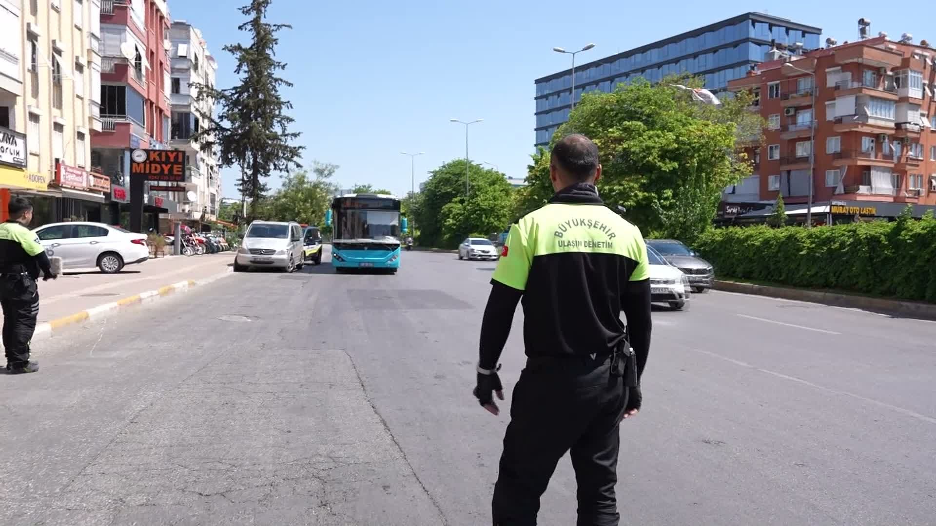 Antalya'da su sızdıran otobüs servise alındı, işletmecisine ceza kesildi