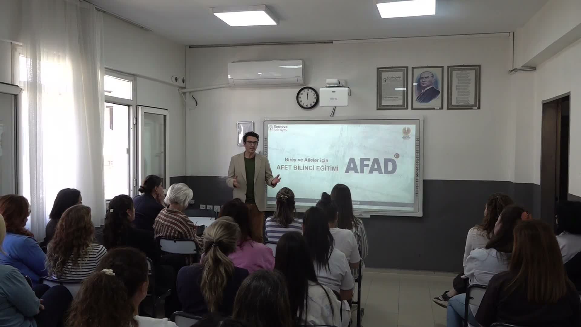 Bornova'da öğretmenlere 'Temel Afet Bilinci Eğitimi'