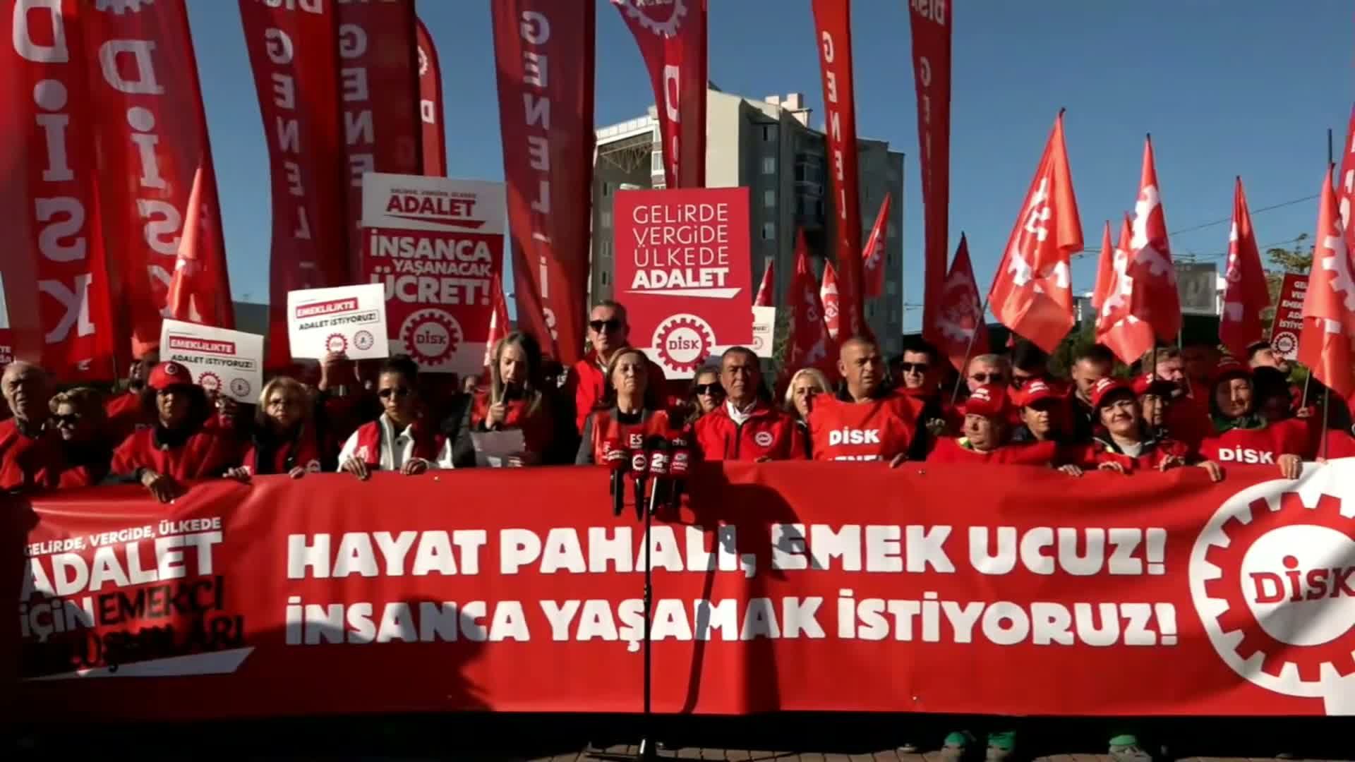 DİSK Genel Başkanı Çerkezoğlu: 'Ülke yoksul olduğu için değil, adaletsiz olduğu için geçinemiyoruz'
