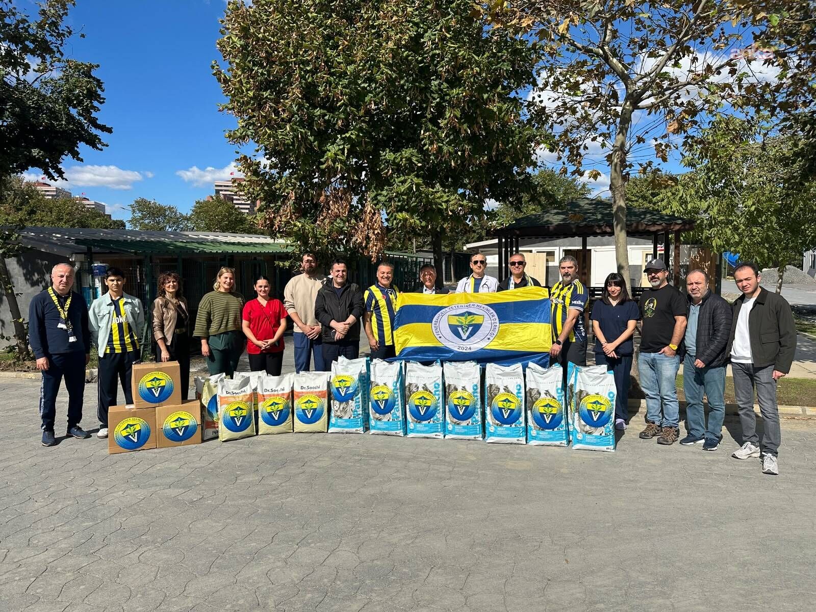 Fenerbahçeli Veteriner Hekimler Derneği'nden Bakırköy Belediyesi'ne 1 ton mama desteği
