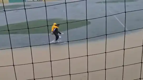 Selde mahsur kalan çocukları spor hocası kurtardı!